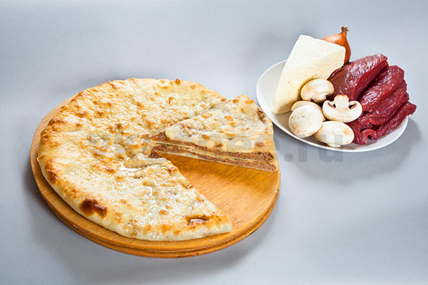 Осетинский пирог с мясом, грибами и сыром