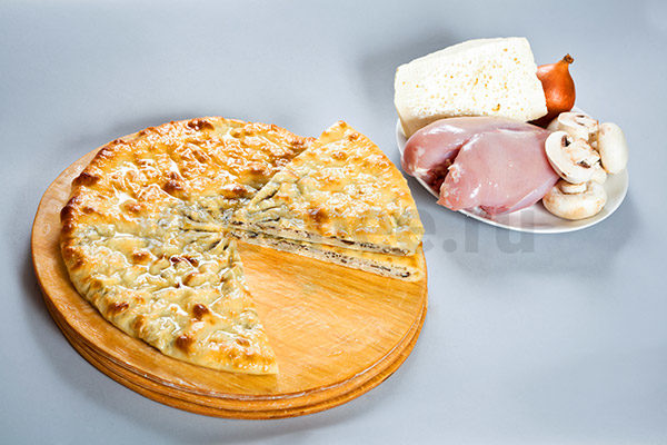 Осетинский пирог с курицей, грибами и сыром фото