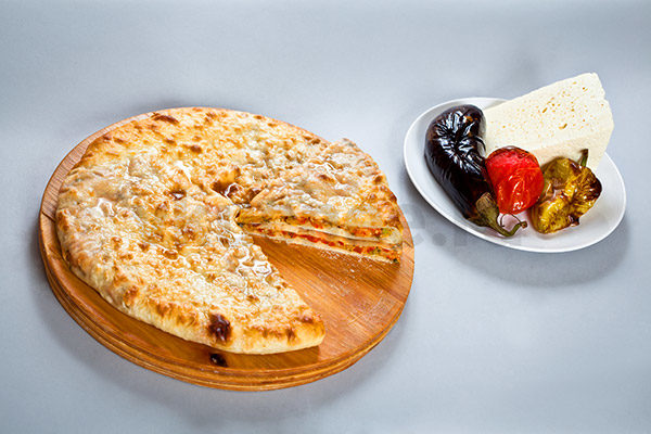 Осетинский пирог с запеченными овощами фото