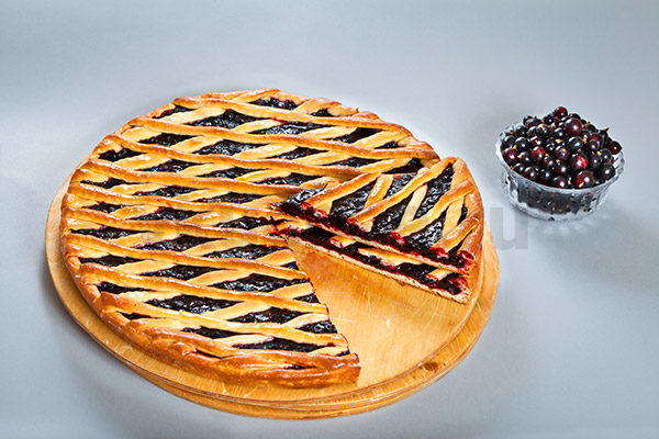 Осетинский пирог с черной смородиной фото